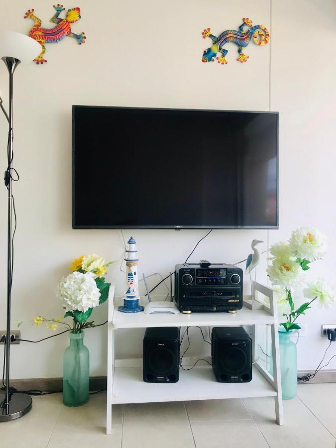 Entremar Y Piscina En Apartamento