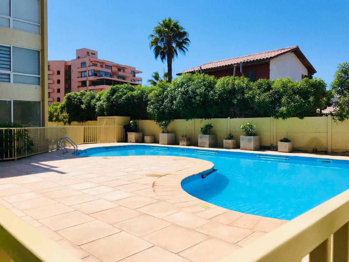 Entremar Y Piscina En Apartamento