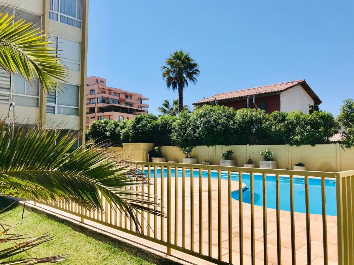 Entremar Y Piscina En Apartamento